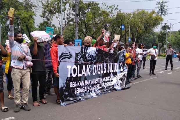Tolak Otsus, Puluhan...