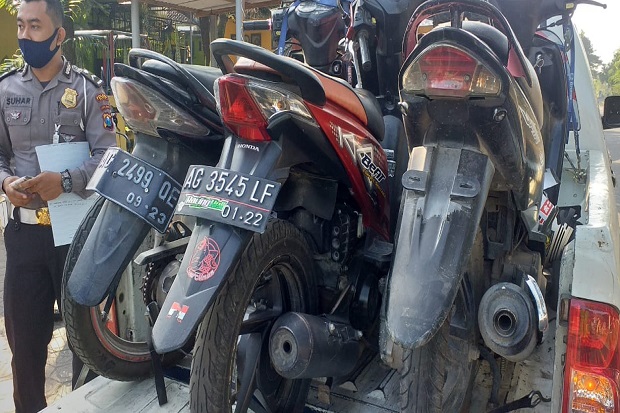 Truk Tabrak 3 Motor...
