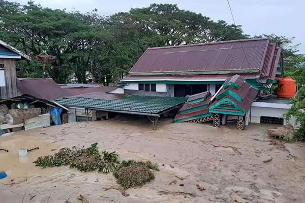 Banjir Bandang Terjang...