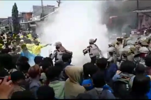 Aksi Ratusan Mahasiswa...