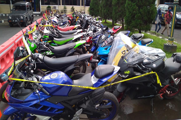 Puluhan Sepeda Motor...