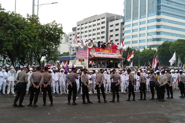 Ribuan Demonstran Kepung...