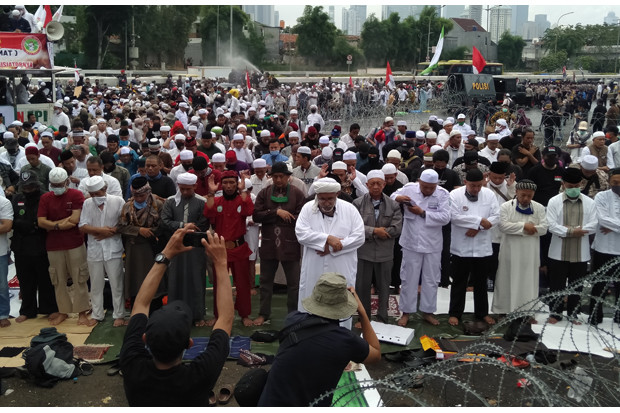 Azan Berkumandang, Demonstran...