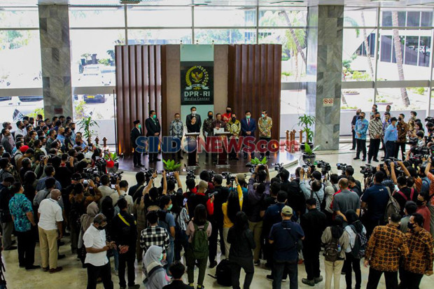 Pimpinan DPR Tegaskan...