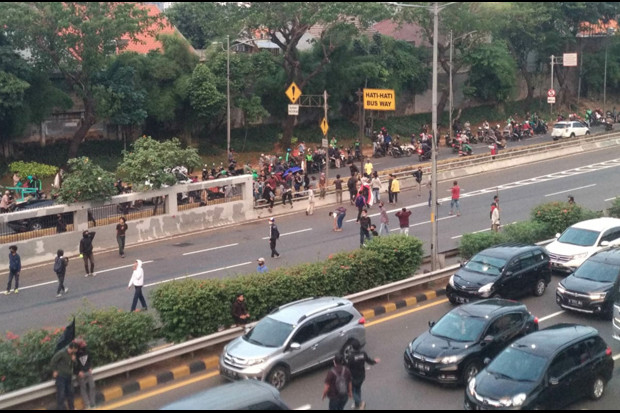 Demo depan Gedung DPR,...