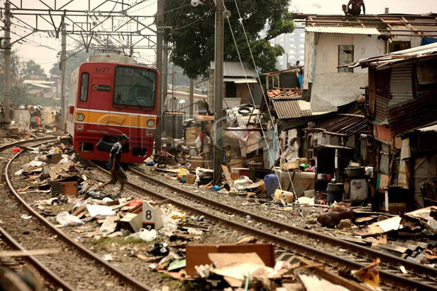 Bongkar Puluhan Bangunan...