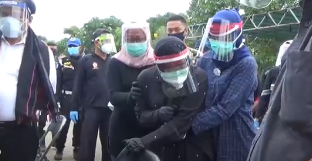 Risma Menangis Histeris...