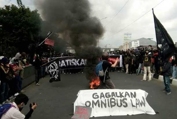 Unjuk Rasa Tolak RUU...