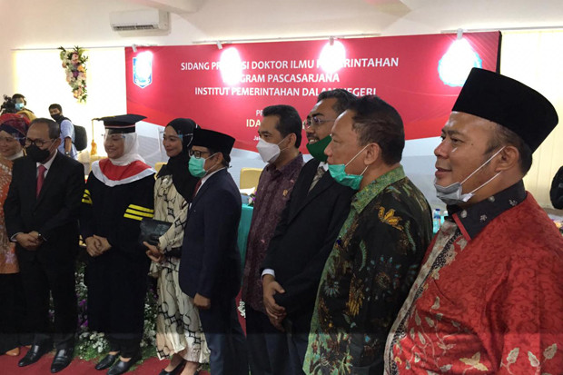 Menaker Raih Gelar Doktor,...