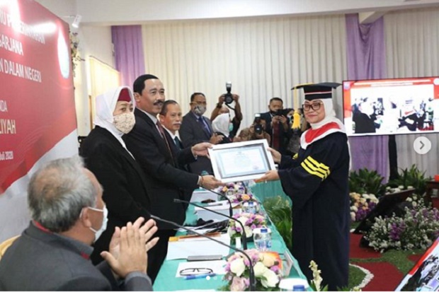 Raih Gelar Doktor dari...