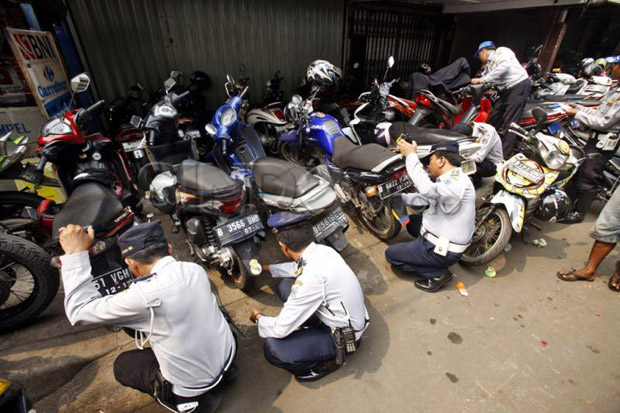 549 Kendaraan Parkir...