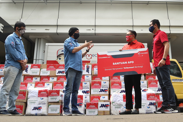 Telkomsel Sebar Donasi...