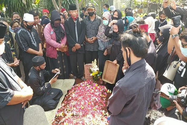 Dimakamkan, Isak Tangis...