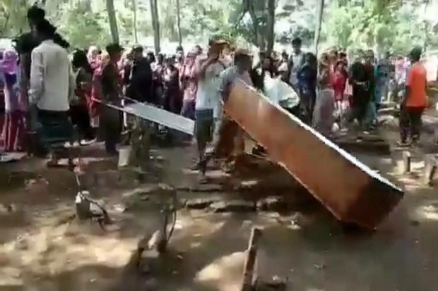 Ratusan Warga Pasuruan...