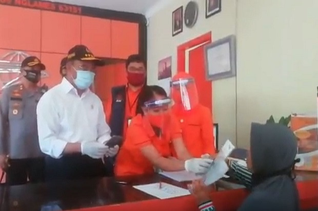 Menko PMK Pantau Penyaluran...