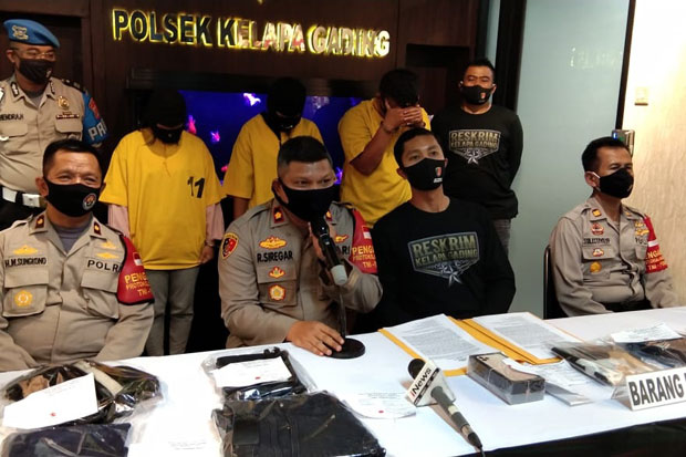 Polisi Bekuk Komplotan...