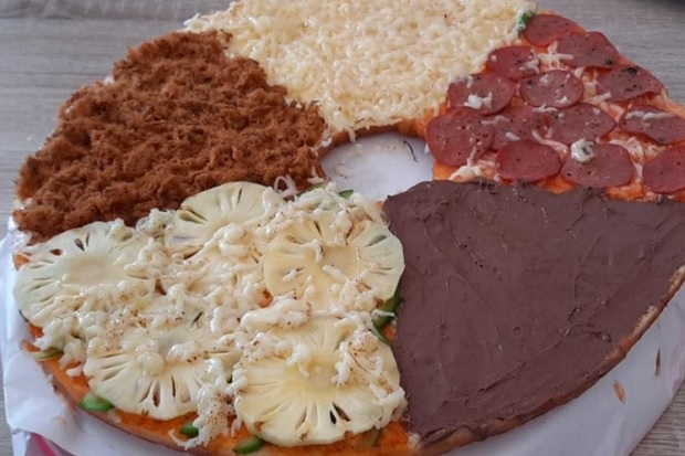 Menikmati Donat Pizza...