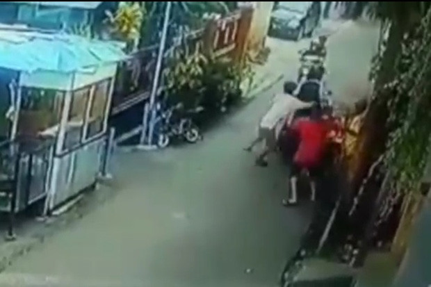 Pura-pura Beli Es Cendol,...