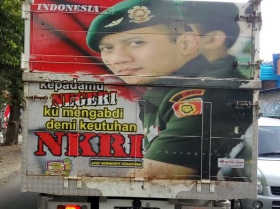 Fotonya Mejeng di Belakang...