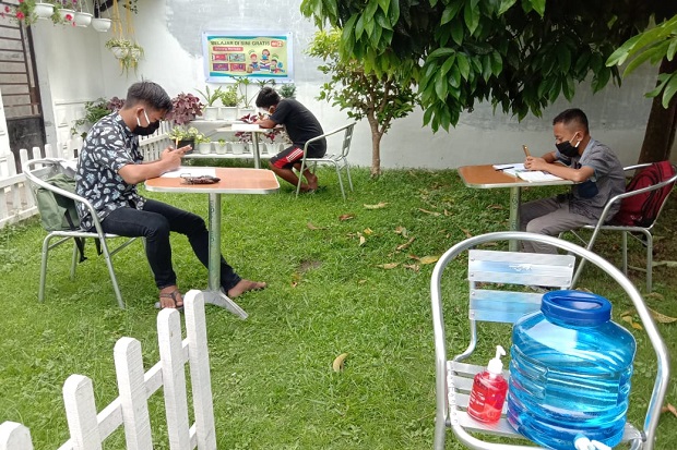 Pemuda Ini Gratiskan...