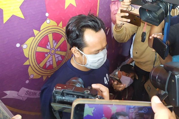 Dengan Kepala di Bawah...
