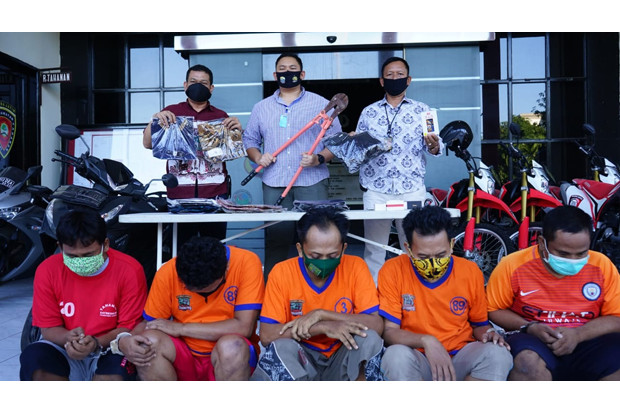 Komplotan Pembobol Showroom...