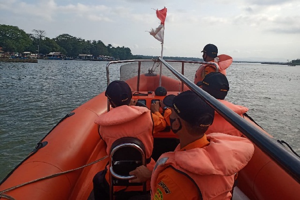 Perahu Diterpa Angin,...