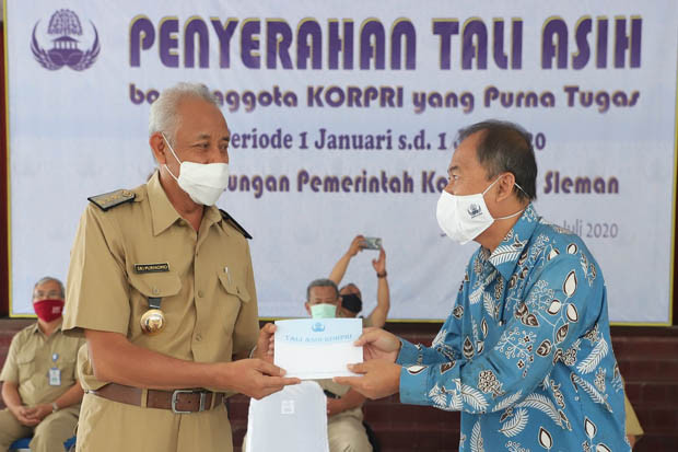 Serahkan Tali Asih,...