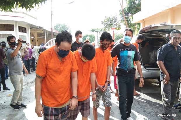 Luar Biasa, Anggota...