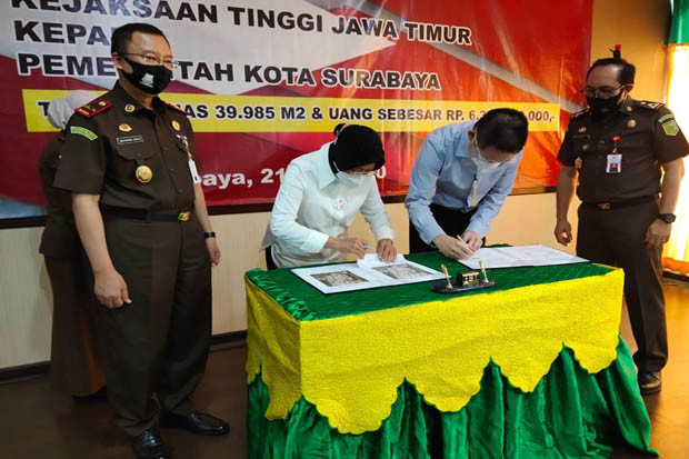 Kejati Jatim Serahkan...
