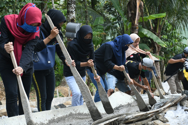 Pasukan Emak-Emak Berjibaku...