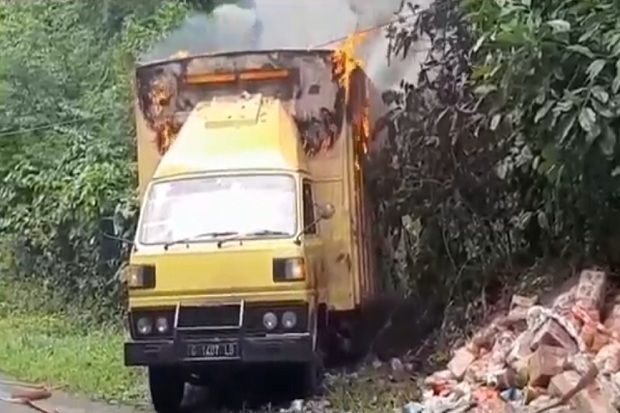 Truk Terbakar Hantam...