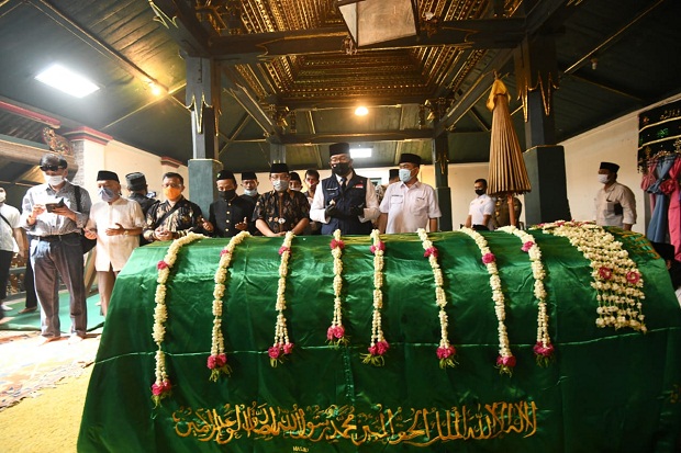 Takziah ke Keraton Kasepuhan,...