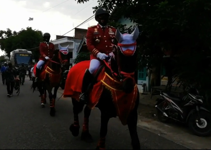 Jalankan Tugas dengan...