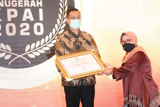 Terima Penghargaan dari...