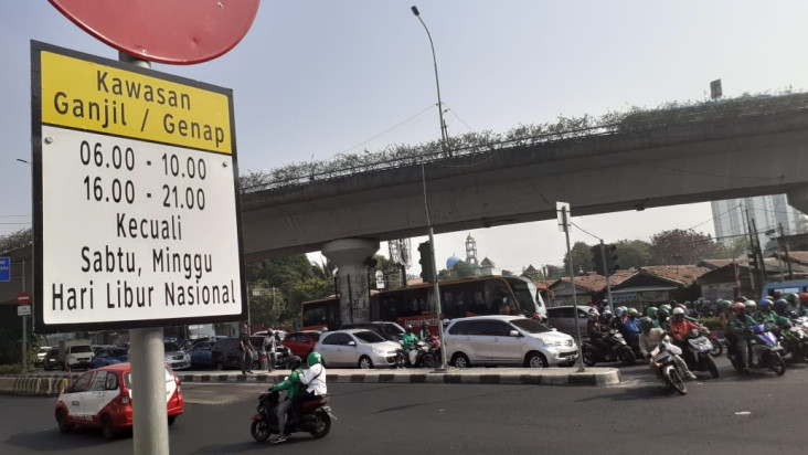 Lalu Lintas di Bawah...