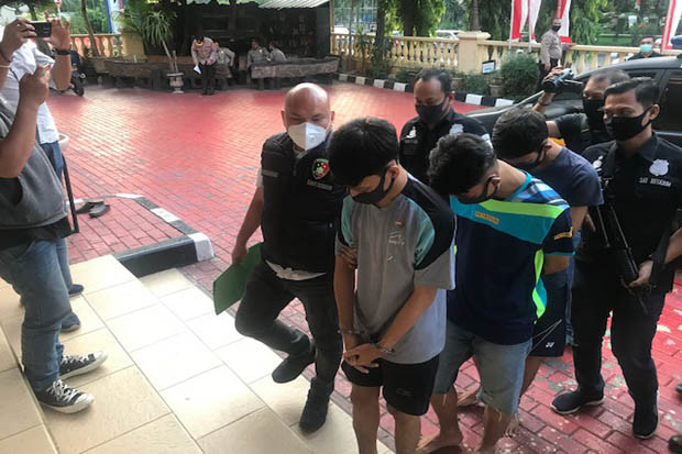 Kebelet Mabuk, Tiga...