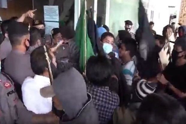 Unjuk Rasa Tuntut Penutupan...