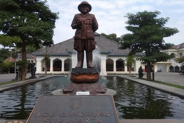 Loji Gandrung, Perjalanan...