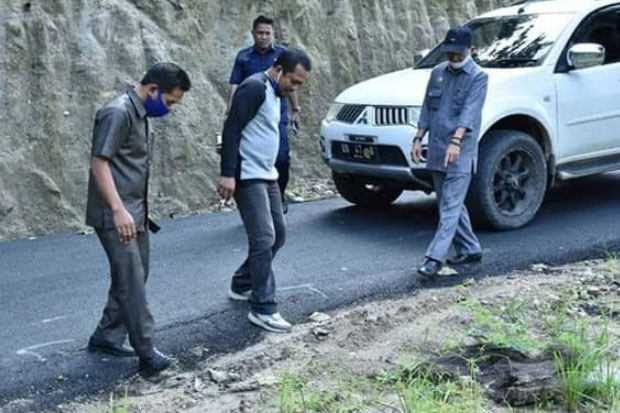 Disoroti, Proyek Jalan...