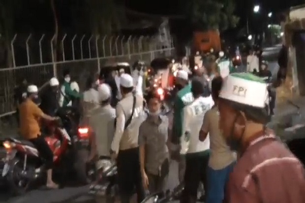 FPI Gerebek Kafe di...