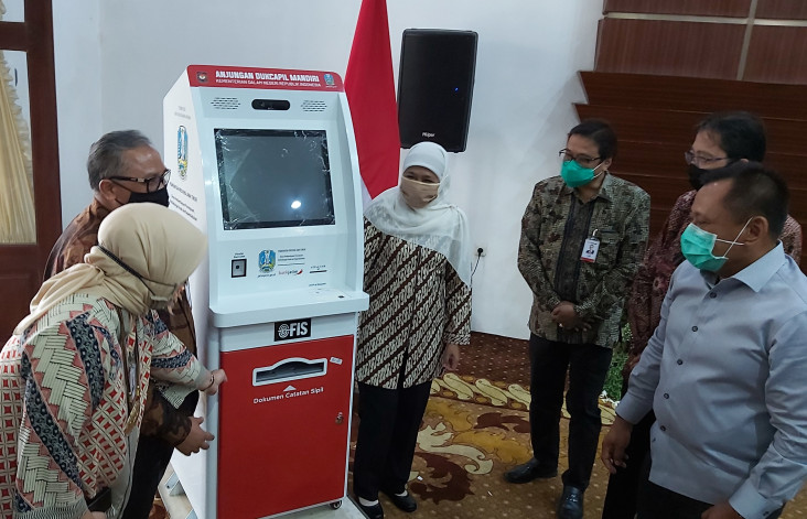 Gubernur Khofifah Serahkan...