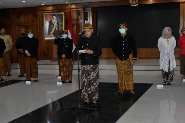 Pandemi COVID-19, Peringatan...