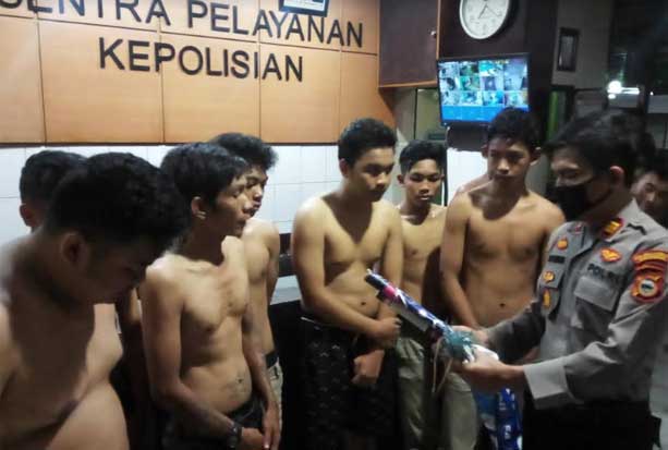 Bentrok dengan Warga,...