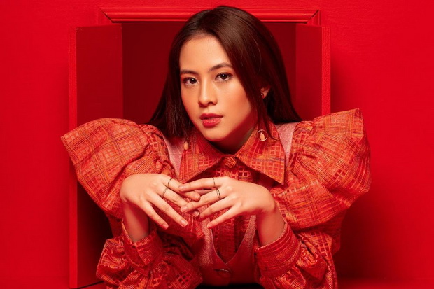 Adhisty Zara Raih Trofi...