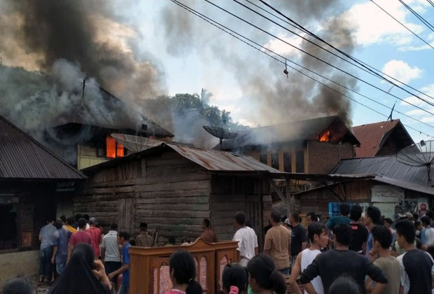Siang Bolong, 5 Rumah...