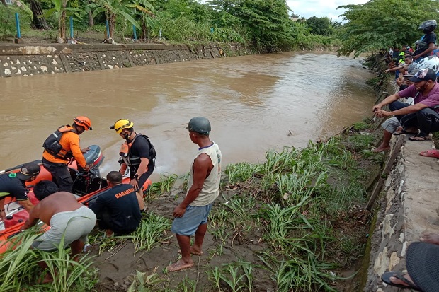 Main di Bantaran Sungai...