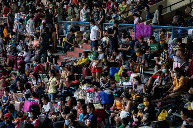 Padati Stadion, Ribuan...