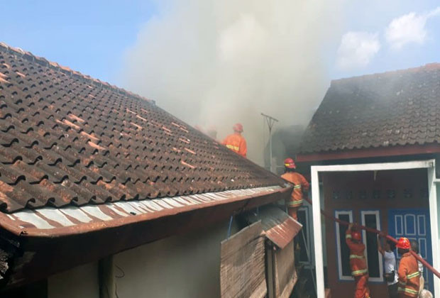 Diawali Suara Ledakan,...