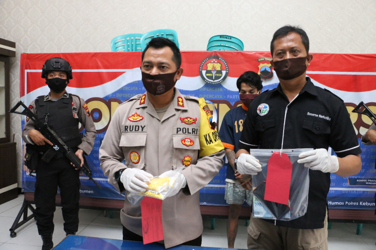 Polisi Sita Ribuan Pil...